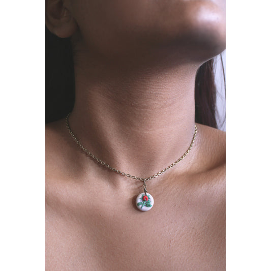 Red Rose Bud Branch Branch Hollow Round Necklace