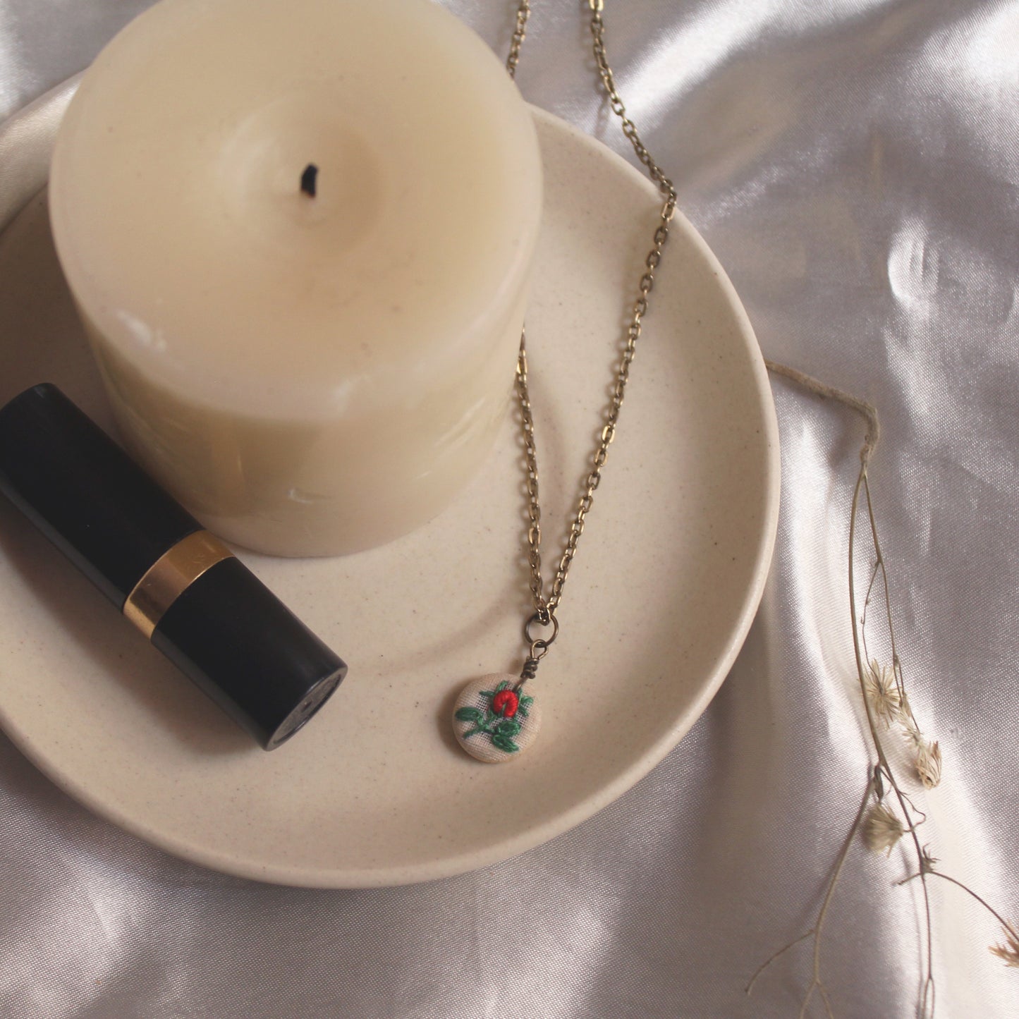 Red Rose Bud Branch Branch Hollow Round Necklace