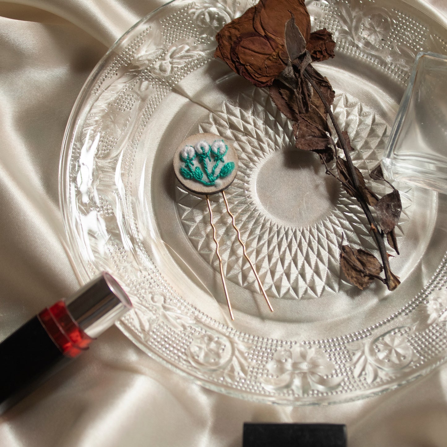 White Triple Rose Buds Round Hair Pin