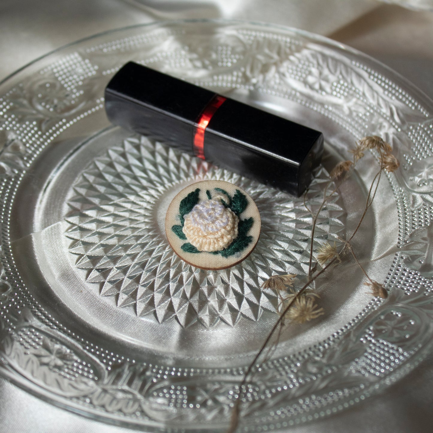 Gradient Off-White Rose Branch Round Brooch Pin