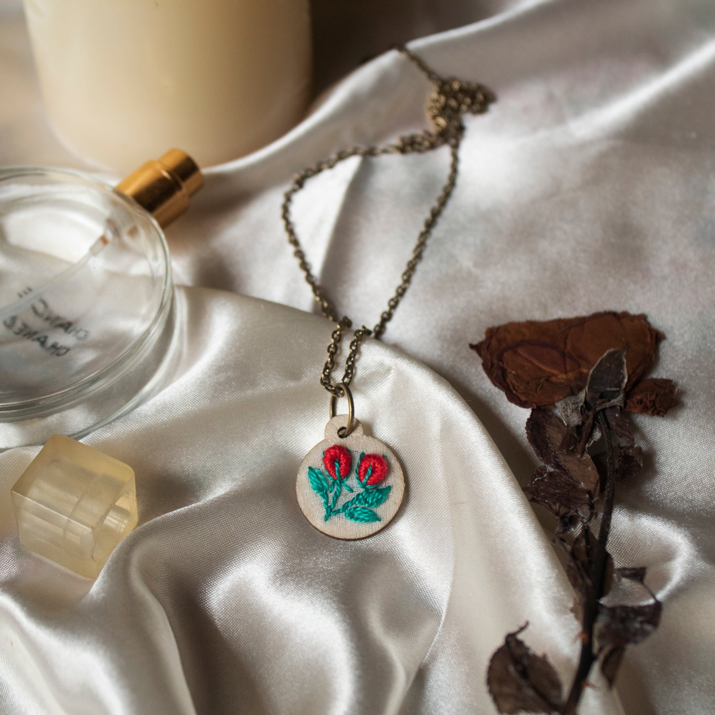 Double Red Rose Buds Round Hollow Necklace