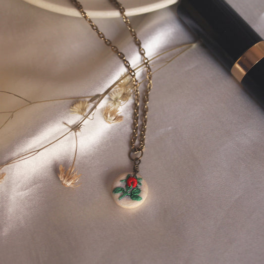 Red Rose Bud Branch Branch Hollow Round Necklace