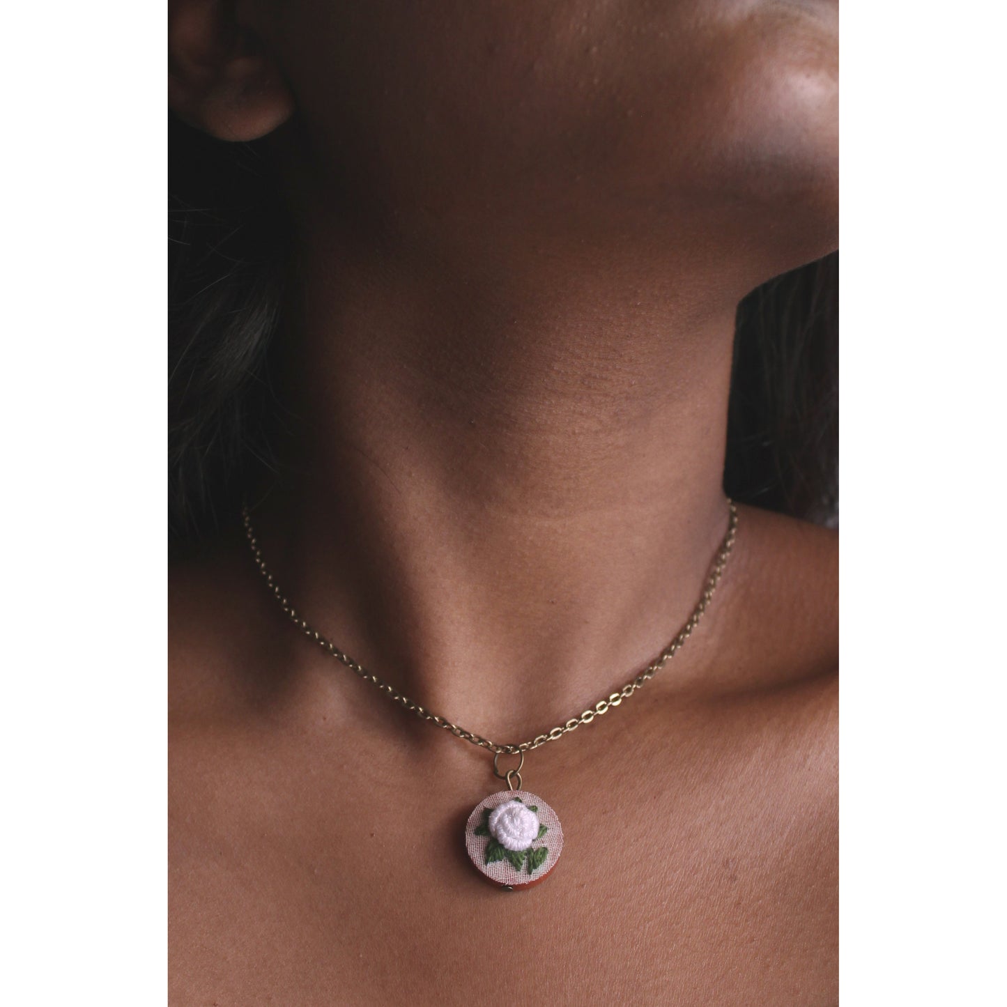 White Rose Round Necklace