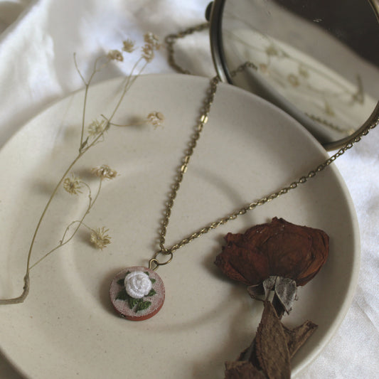 White Rose Round Necklace