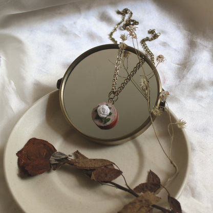 White Rose Round Necklace