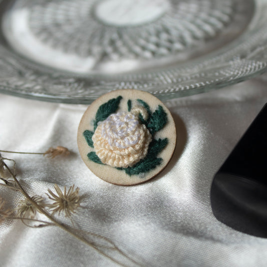 Gradient Off-White Rose Branch Round Brooch Pin